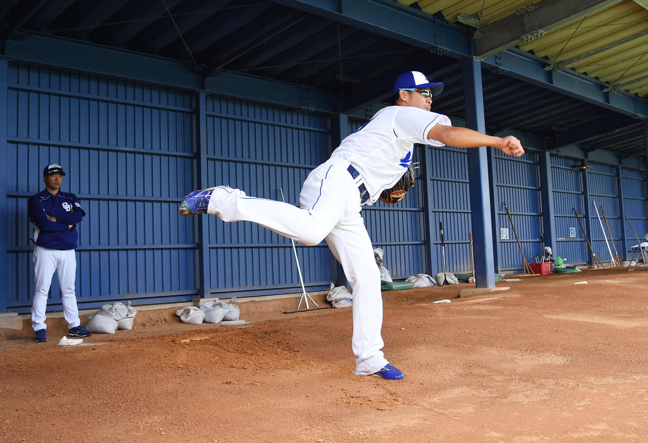 ブルペンで投球練習をする山井大介。奥は与田剛監督（撮影・森本幸一）