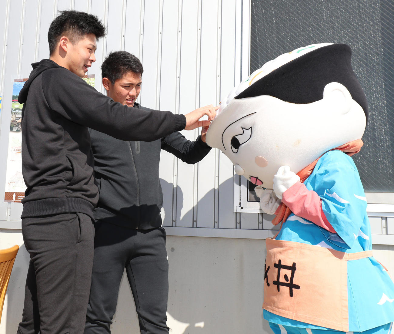 「安芸水産」でちりめん加工場見学でちりめんドンちゃんに興味を示す井上広大（左）と西純矢（撮影・清水貴仁）