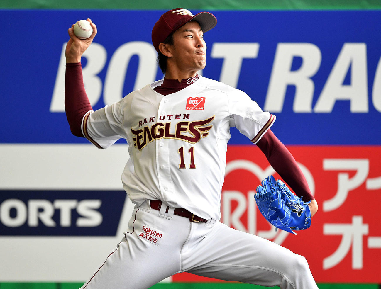 ブルペンで投球する楽天岸（撮影・滝沢徹郎）