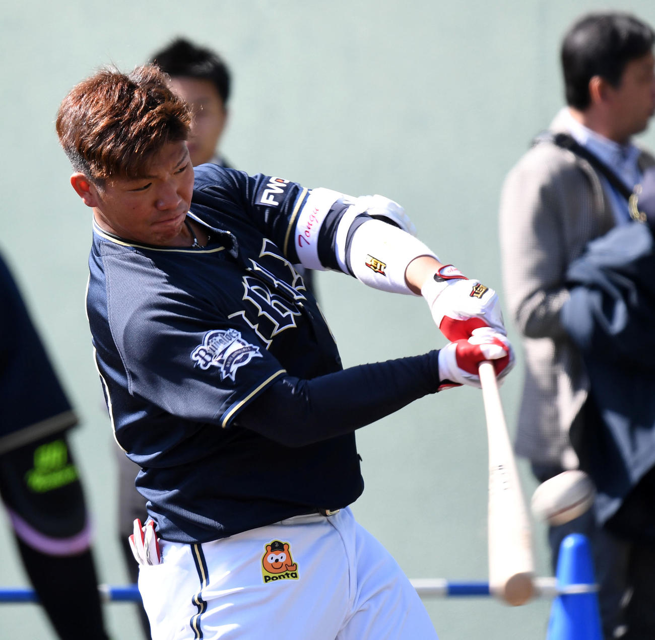 ティー打撃を行う頓宮（撮影・前岡正明）