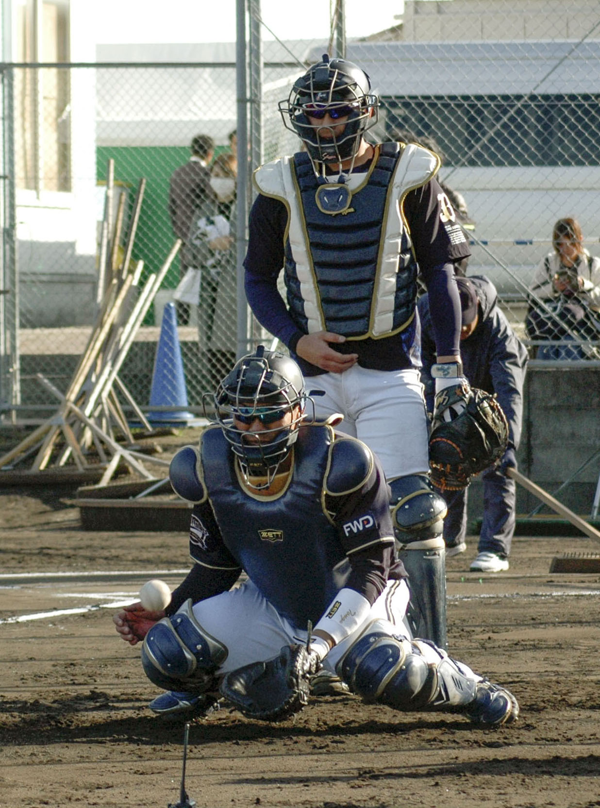 守備練習をするオリックス頓宮。後方は若月（共同）