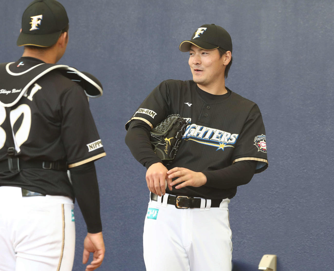 ブルペンで投球後、笑顔を見せる有原（撮影・黒川智章）
