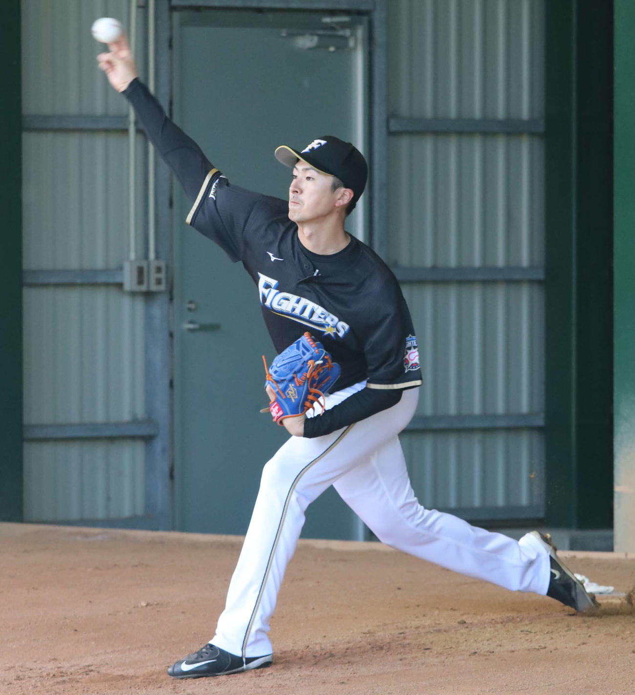 ブルペンで投球練習をする日本ハム上沢（撮影・山崎純一）