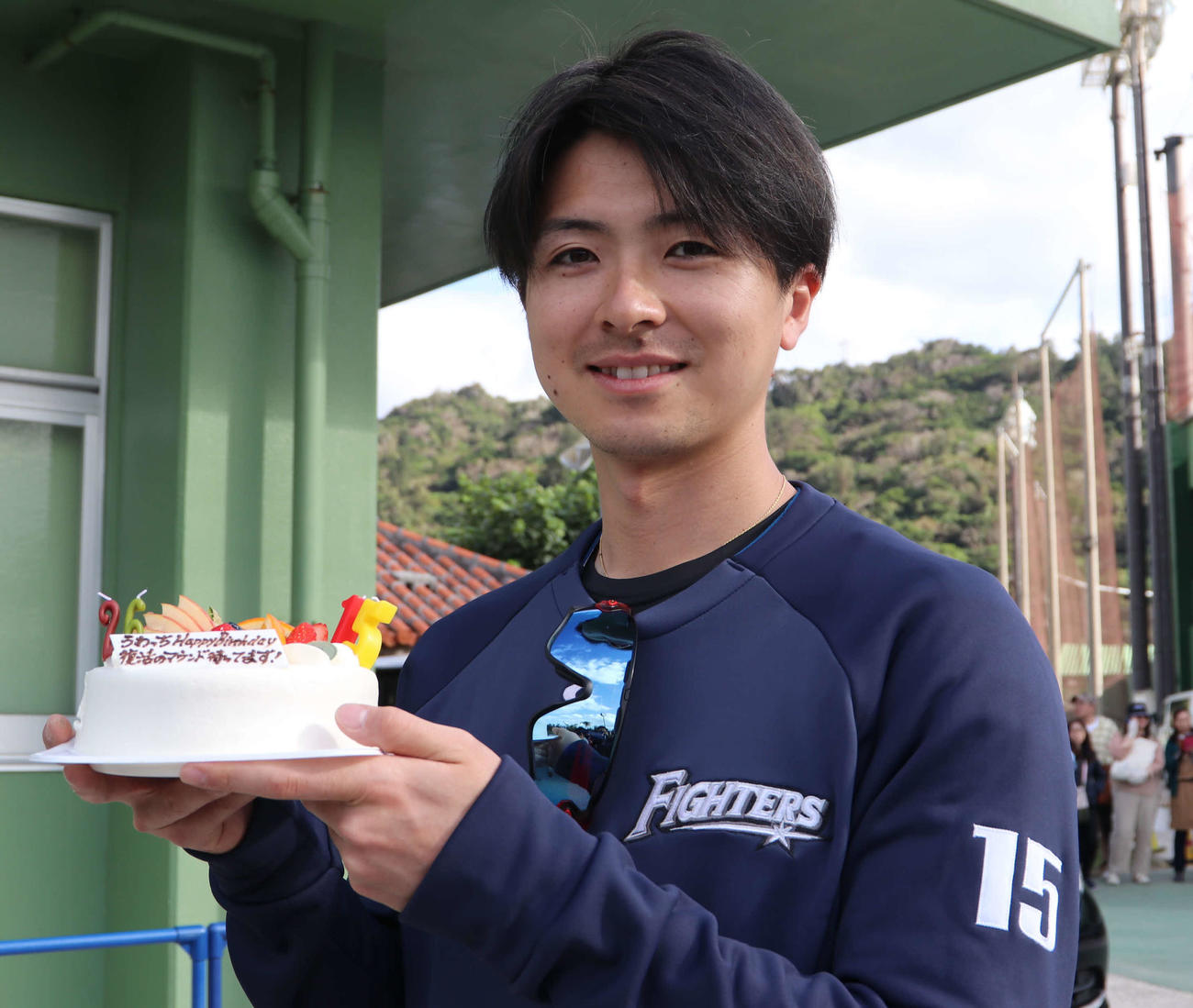 ケーキを手に笑顔を見せる日本ハム上沢（撮影・山崎純一）