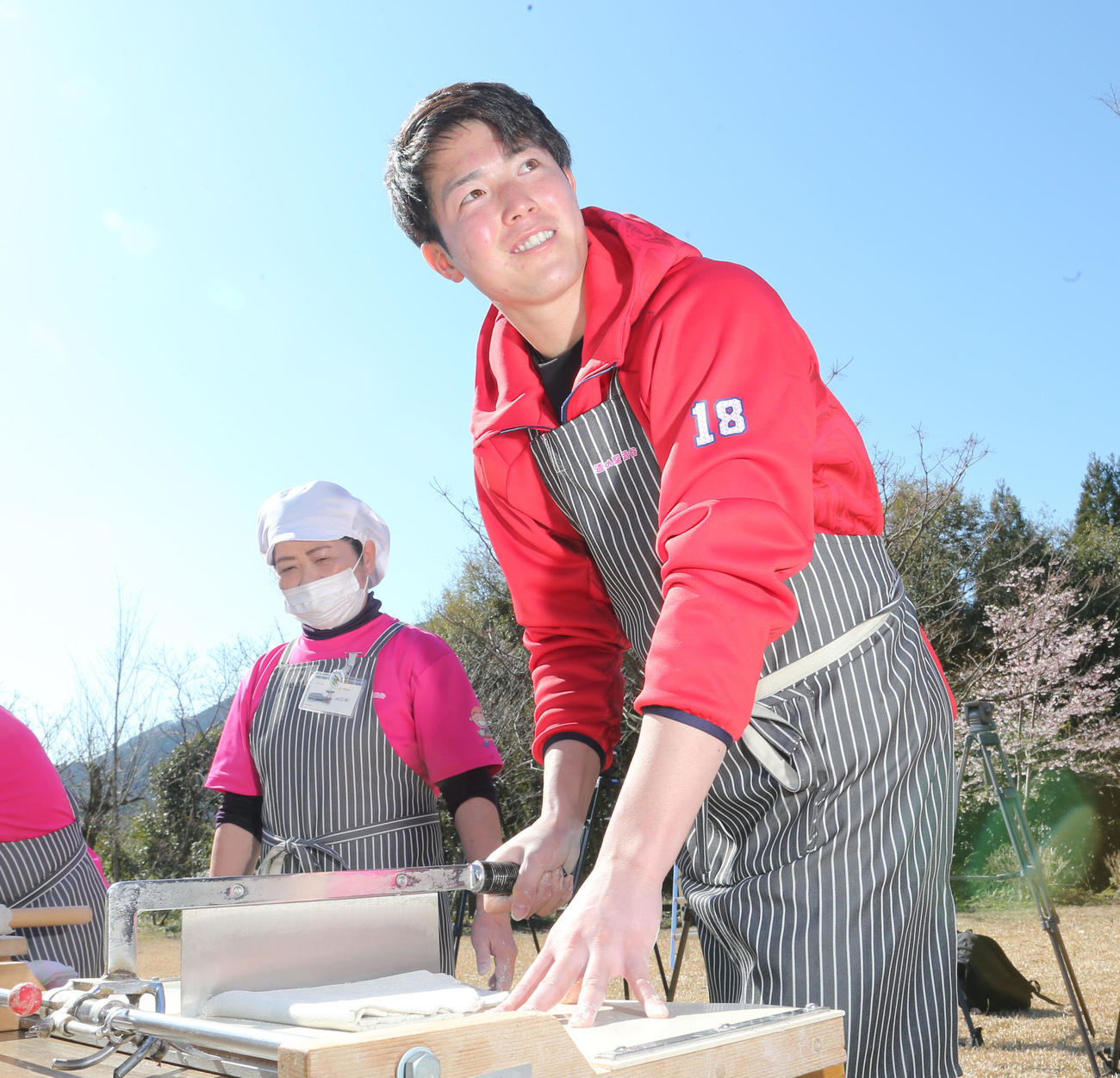 蕎麦打ちを体験する広島森下（撮影・梅根麻紀）