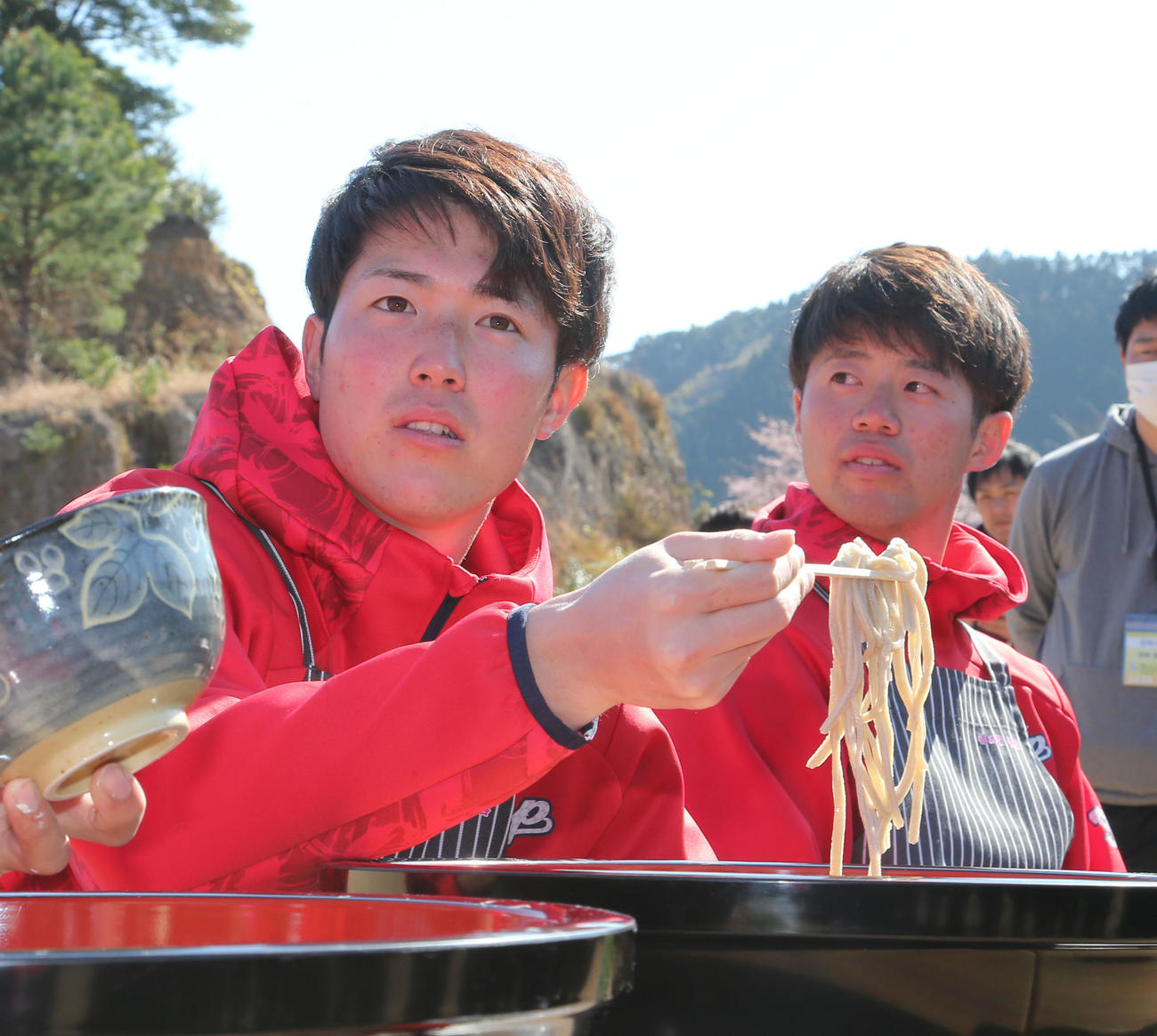 蕎麦を試食する森下暢仁（撮影・梅根麻紀）