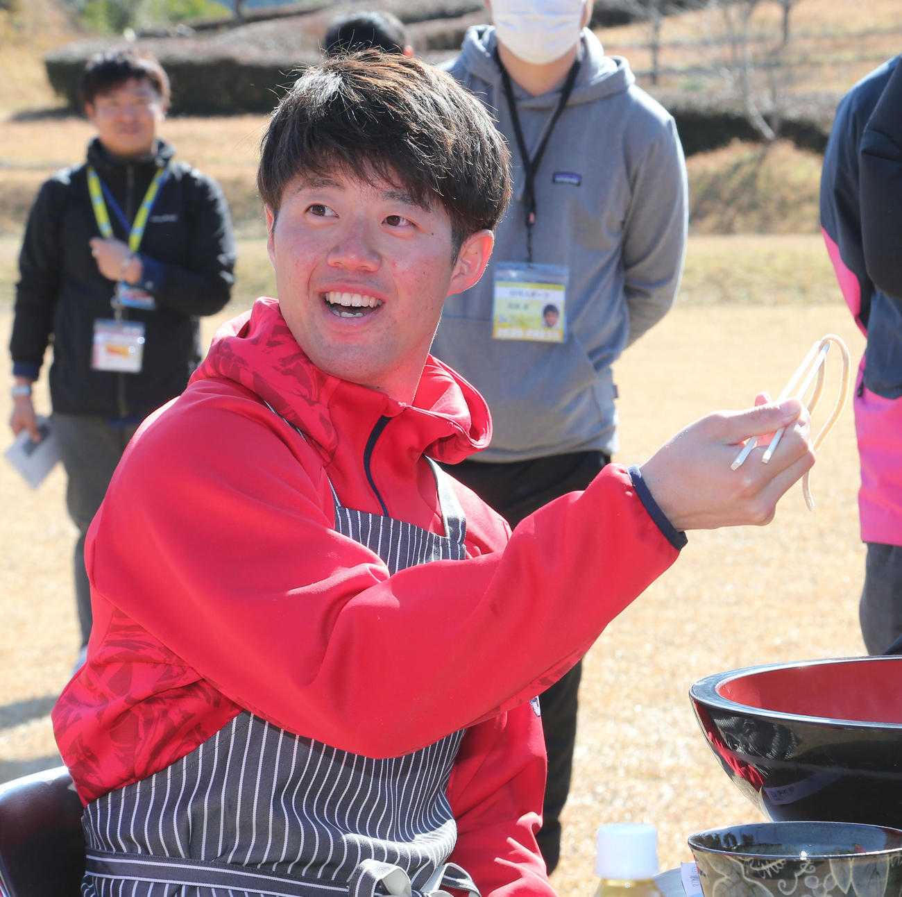 蕎麦の試食で笑顔の宇草孔基（撮影・梅根麻紀）