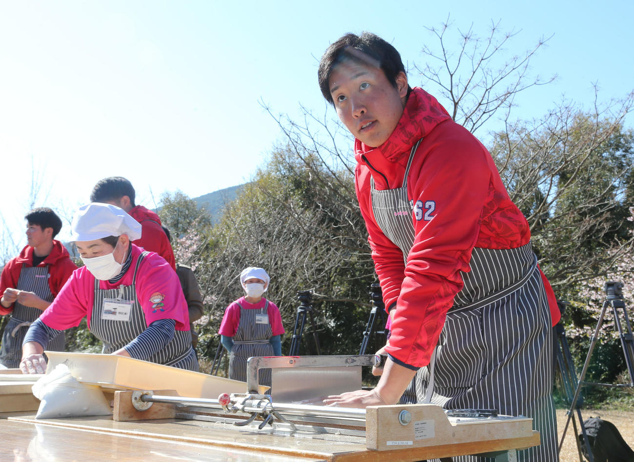 蕎麦打ちを体験する森下暢仁、伸ばした蕎麦生地をゆっくりと切って行く石原貴規（撮影・梅根麻紀）