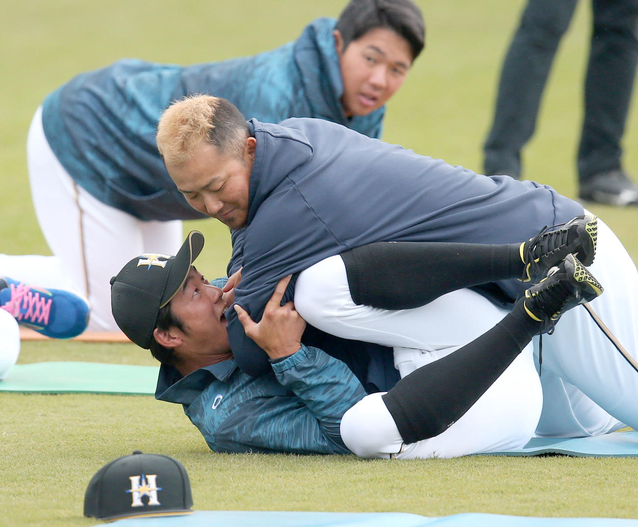 ふざけて石井を押さえつける日本ハム中田（撮影・黒川智章）