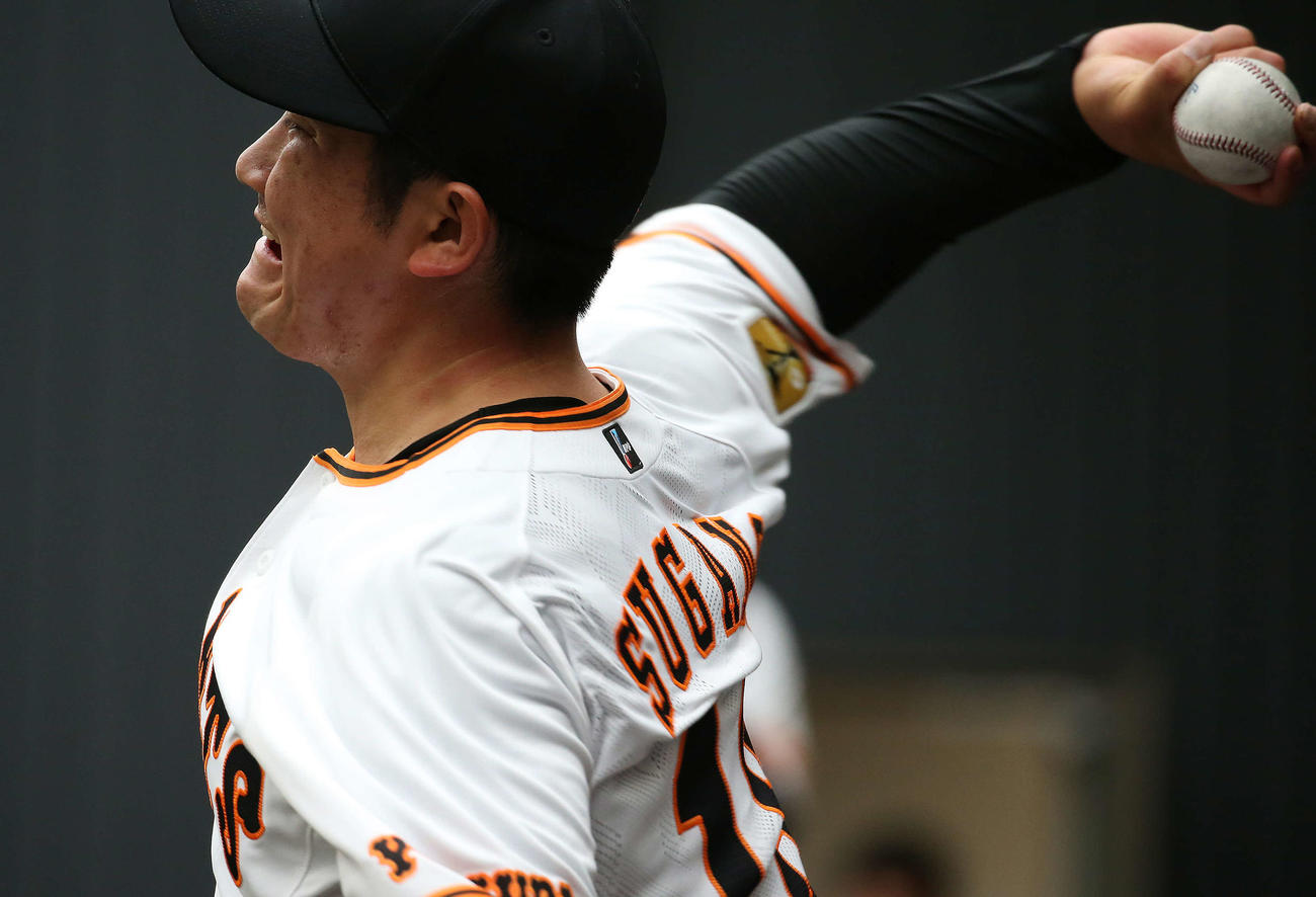 ブルペンで力投する巨人菅野。巨人のエースとして力強い横顔を見せながら投げ込んでいた（撮影・河野匠）
