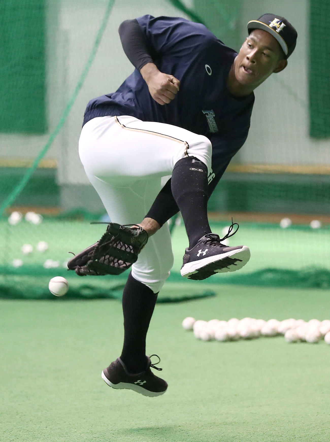 股の間からトスする日本ハム万波（撮影・黒川智章）