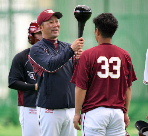 楽天銀次（手前）を祈祷する三木監督。いぶし銀の活躍を願ったのでしょうか（撮影・滝沢徹郎）