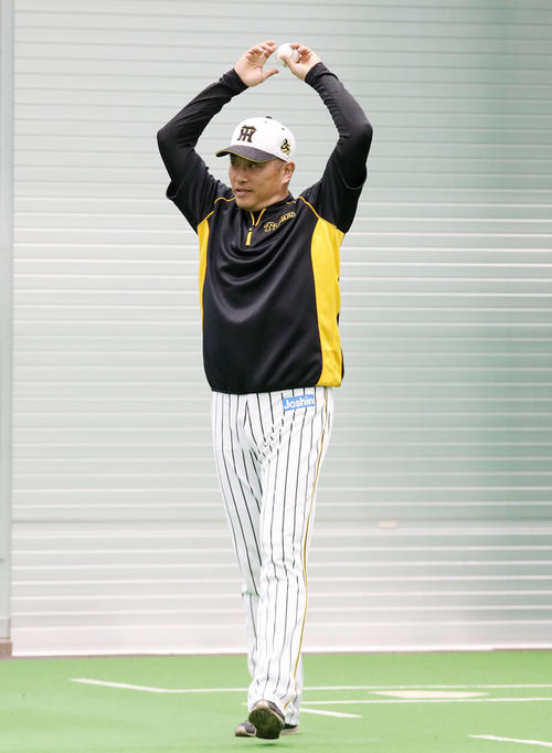 ブルペンで能見篤史のボールを捕手から受け投げ返す山本昌臨時コーチ（撮影・加藤哉）