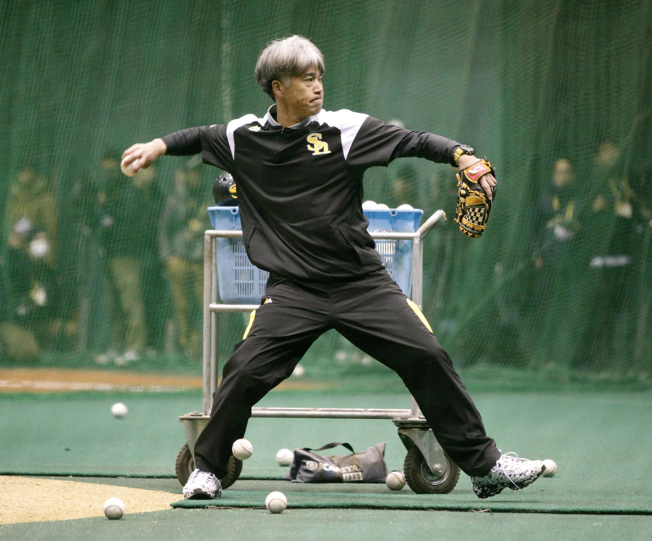 室内練習場で、早出組の打撃投手を務める城島健司球団会長付特別アドバイザー（撮影・菊川光一）