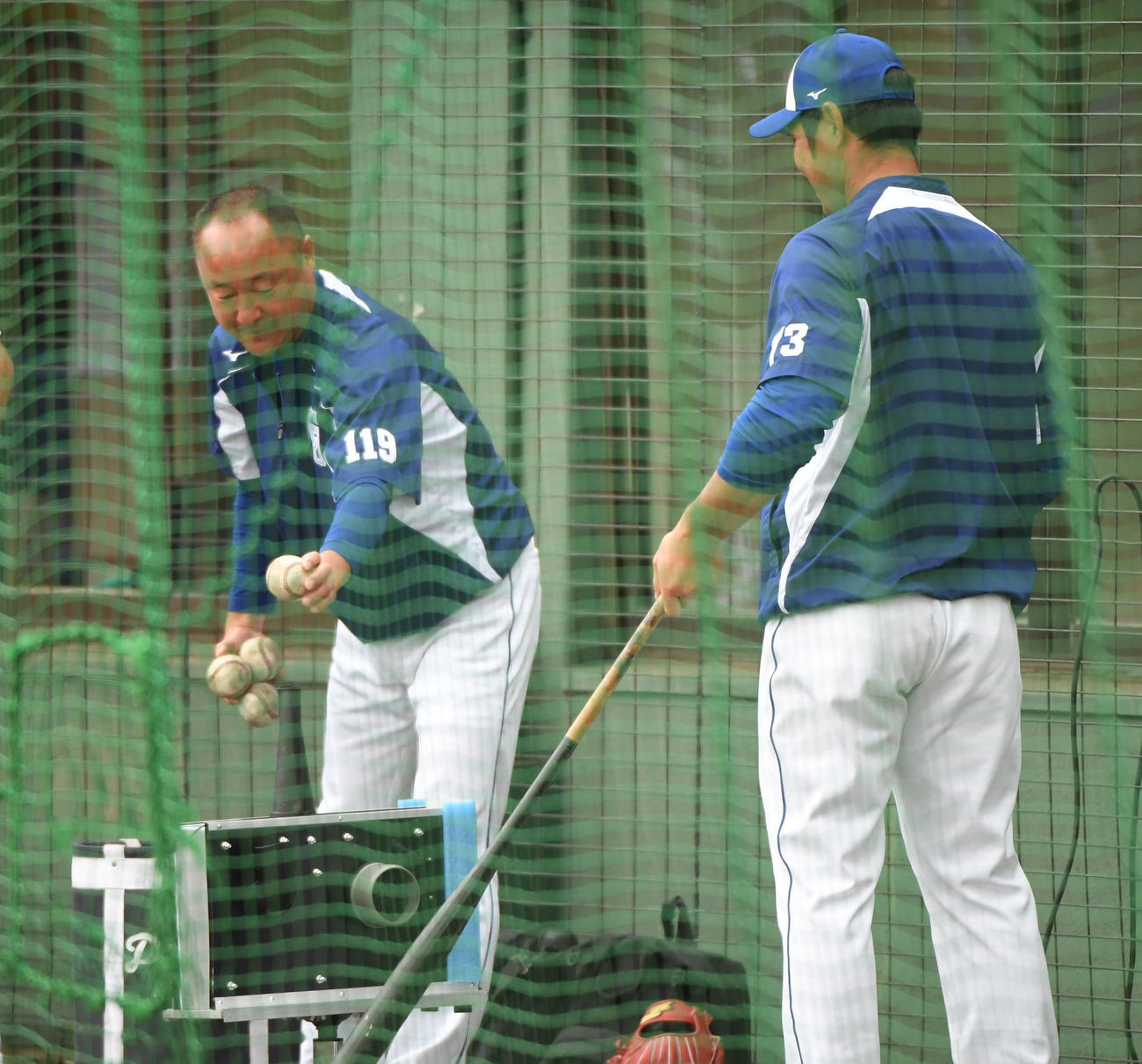 中日ドラゴンズ春季沖縄キャンプ　エアでボールを浮かせる打撃練習用マシンのテストを繰り返すスタッフ（撮影・森本幸一）