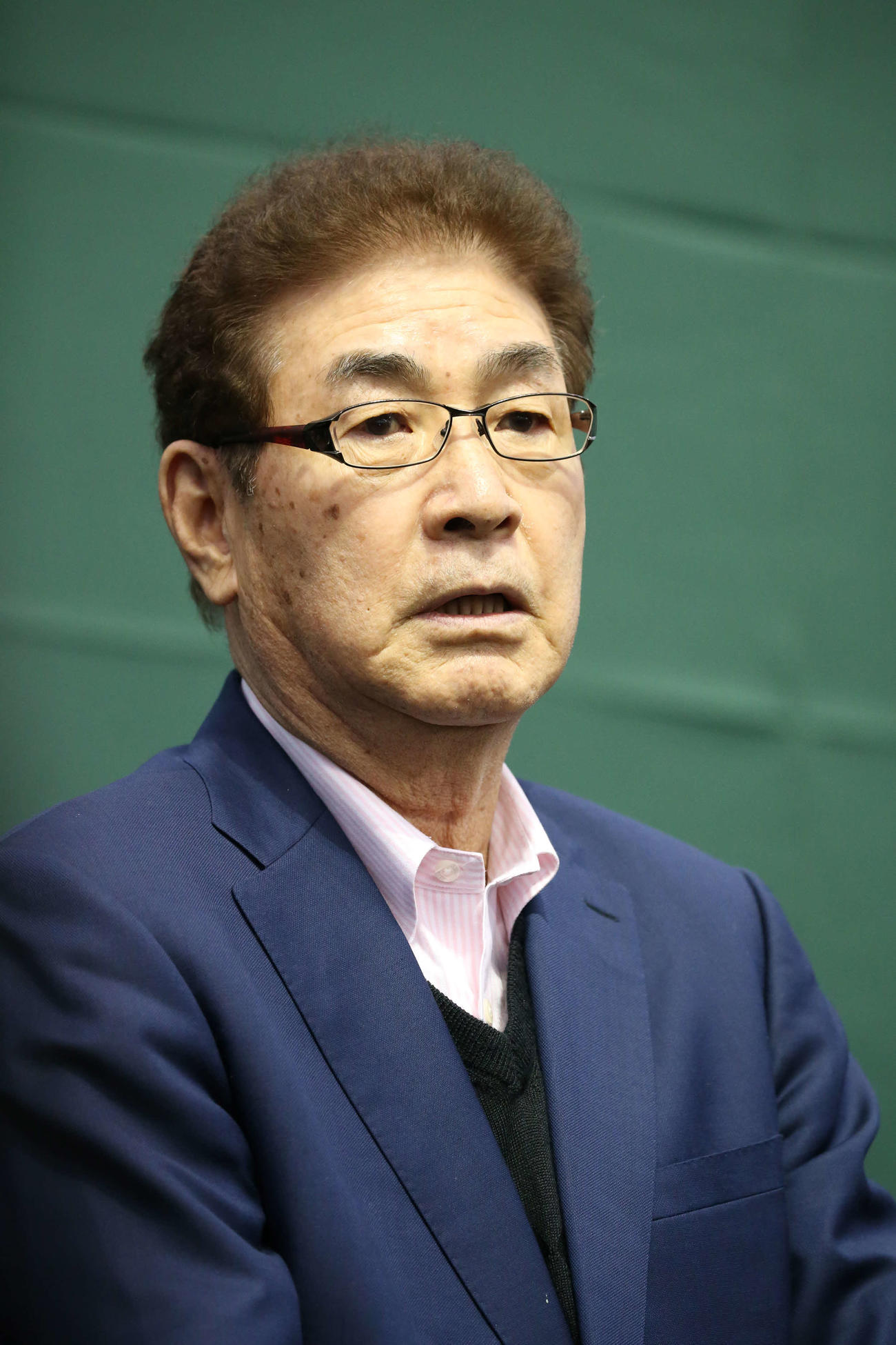 巨人キャンプを視察した山本氏は囲み取材に応じる（撮影・河野匠）