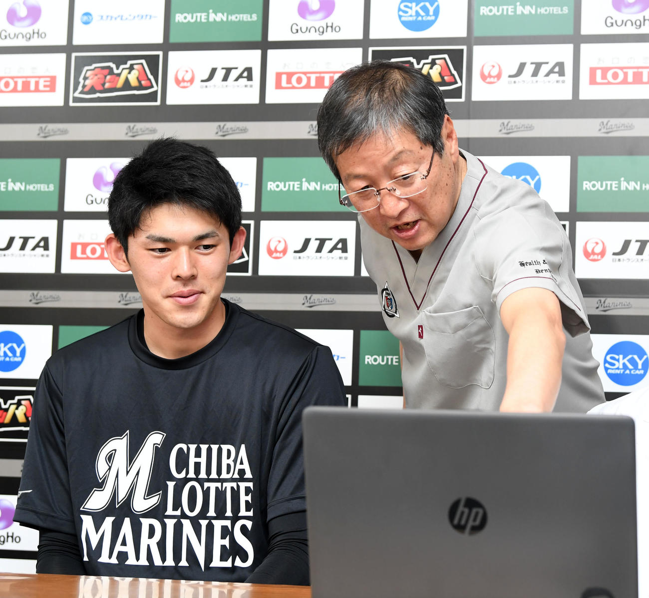 武田友孝教授（右）から口の中の検査結果を説明されるロッテ佐々木朗希（撮影・横山健太）