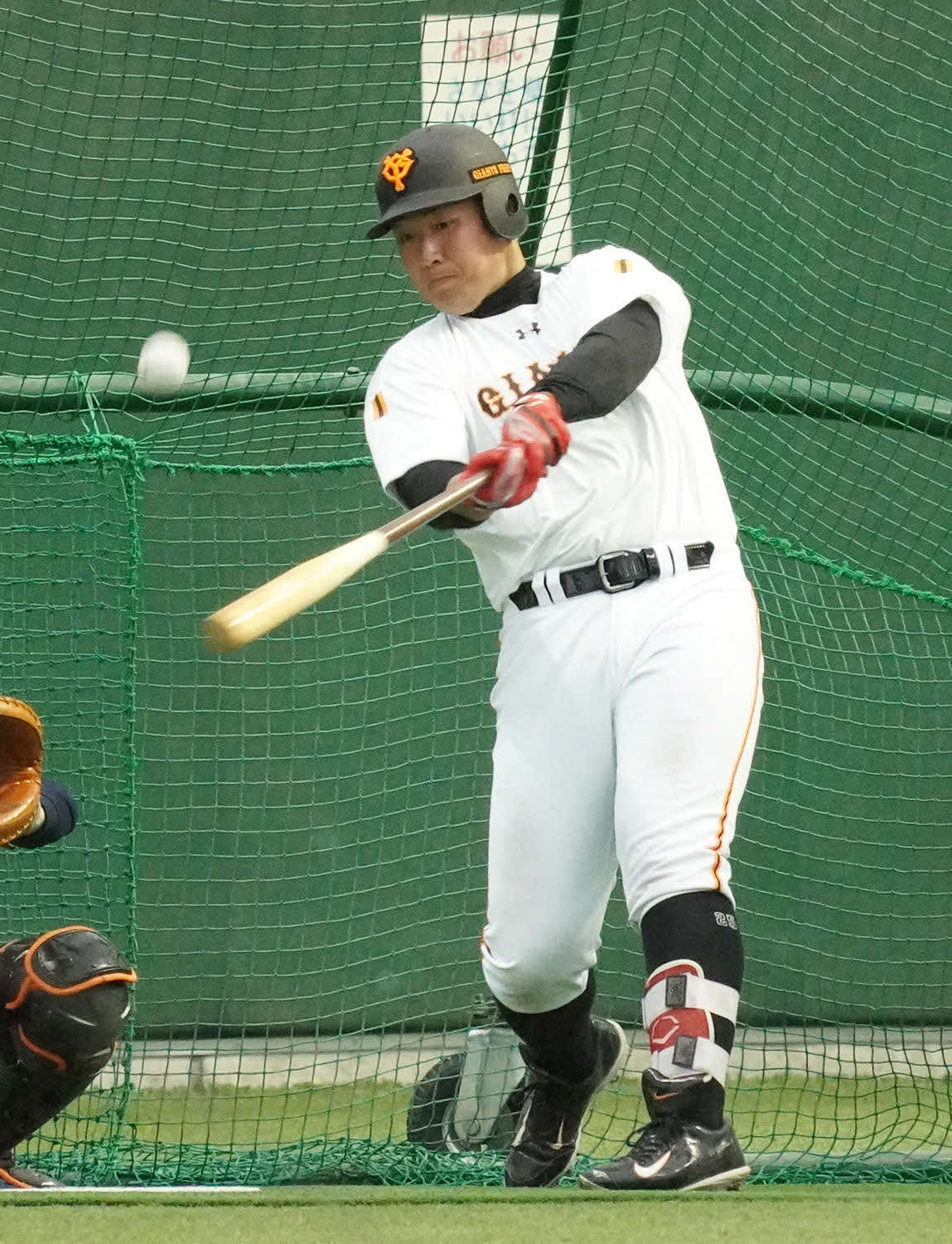 打撃フォームを確認する巨人岡本（撮影・加藤諒）