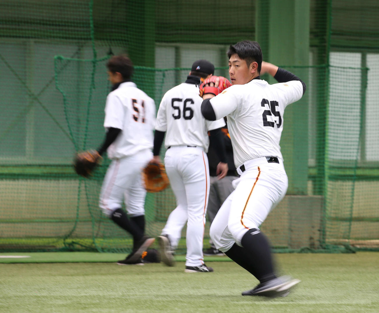 早出の守備練習で軽快な動きを見せる巨人岡本（撮影・河野匠）
