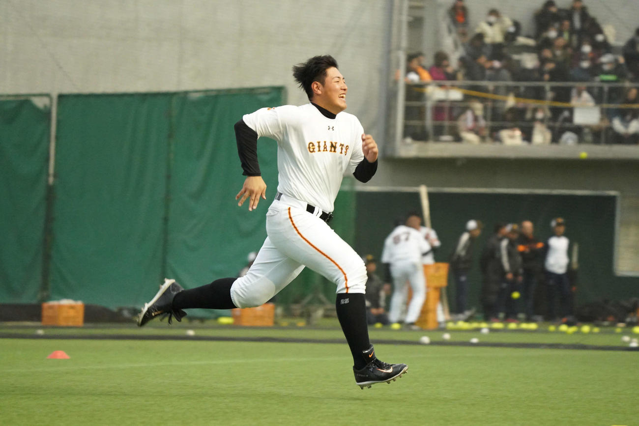 全力ダッシュする巨人岡本（撮影・加藤諒）