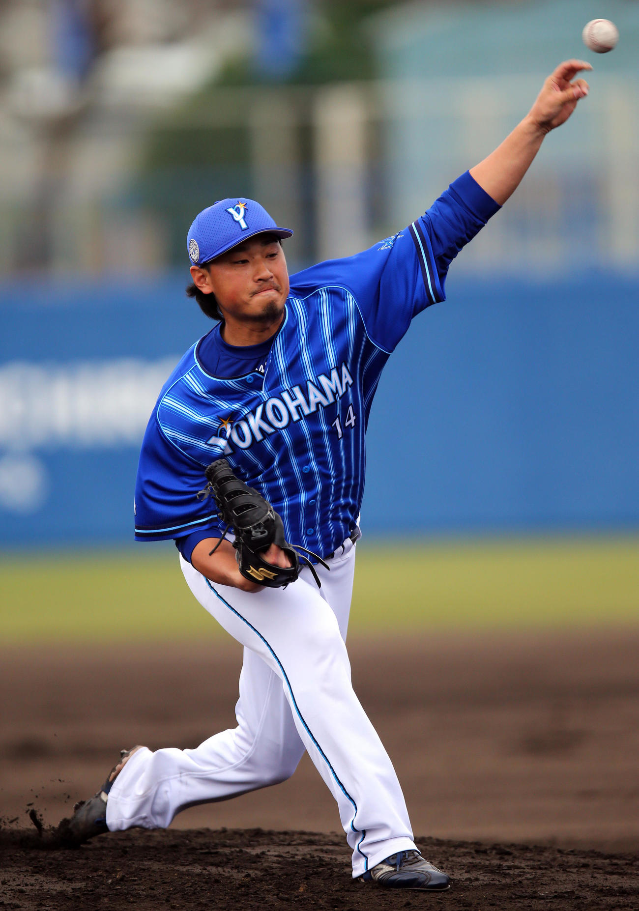 投内連係で投球するDeNA石田（撮影・大野祥一）