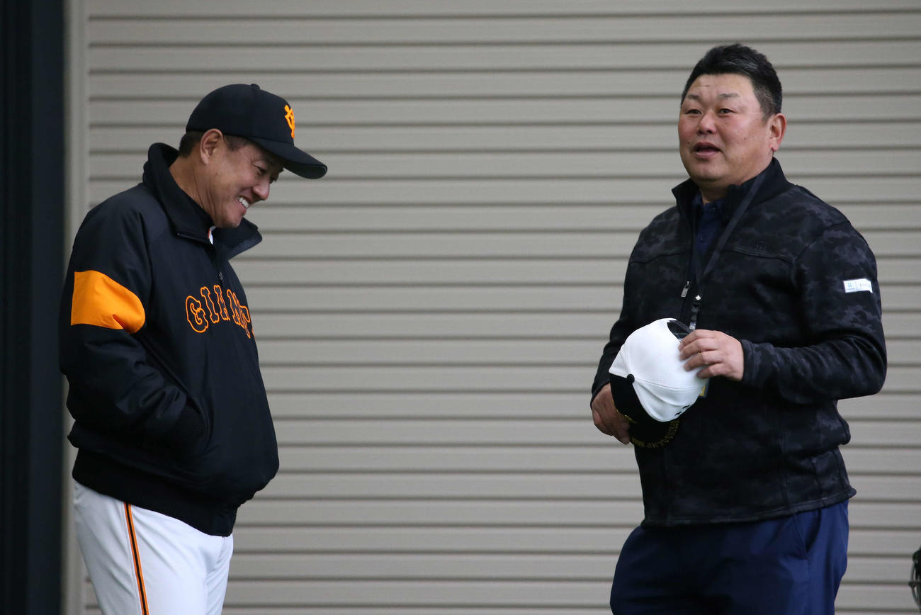 談笑する巨人原監督（左）と大久保氏（撮影・河野匠）