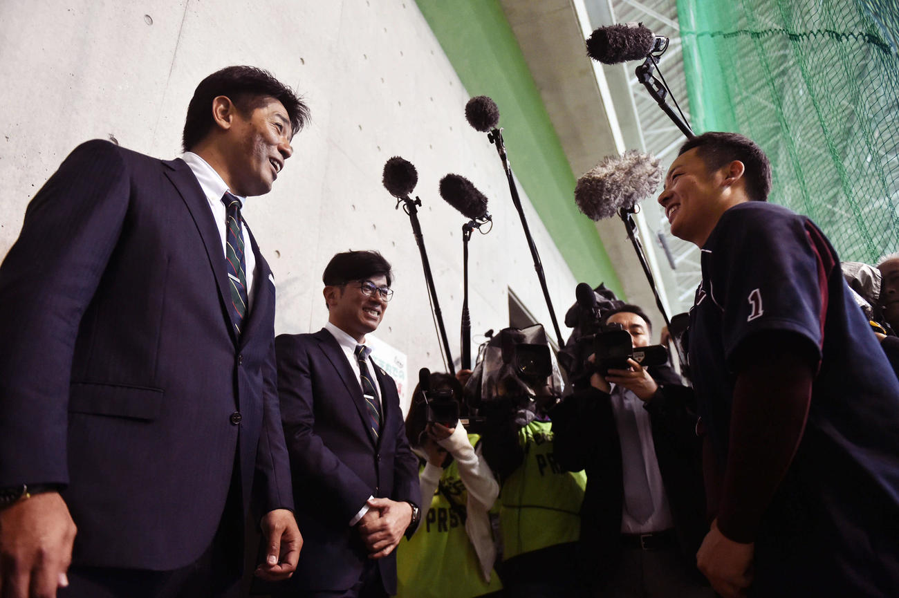 キャンプ地視察に訪れた侍ジャパン稲葉監督（左）にあいさつする楽天松井（撮影・滝沢徹郎）