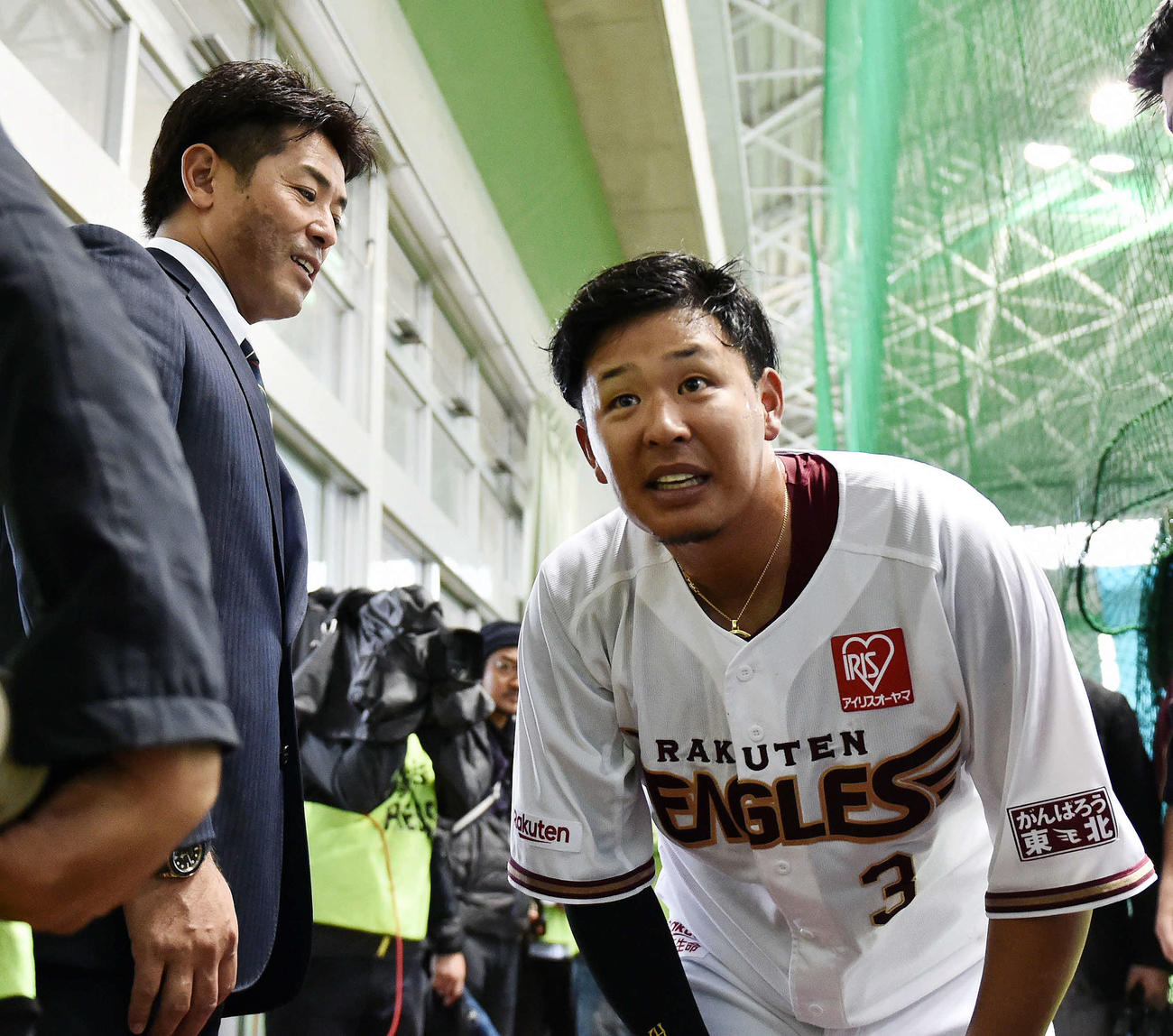 楽天キャンプを視察する侍ジャパン稲葉監督（左）を取材する報道陣の間を縫うようにすり抜ける浅村（撮影・滝沢徹郎）