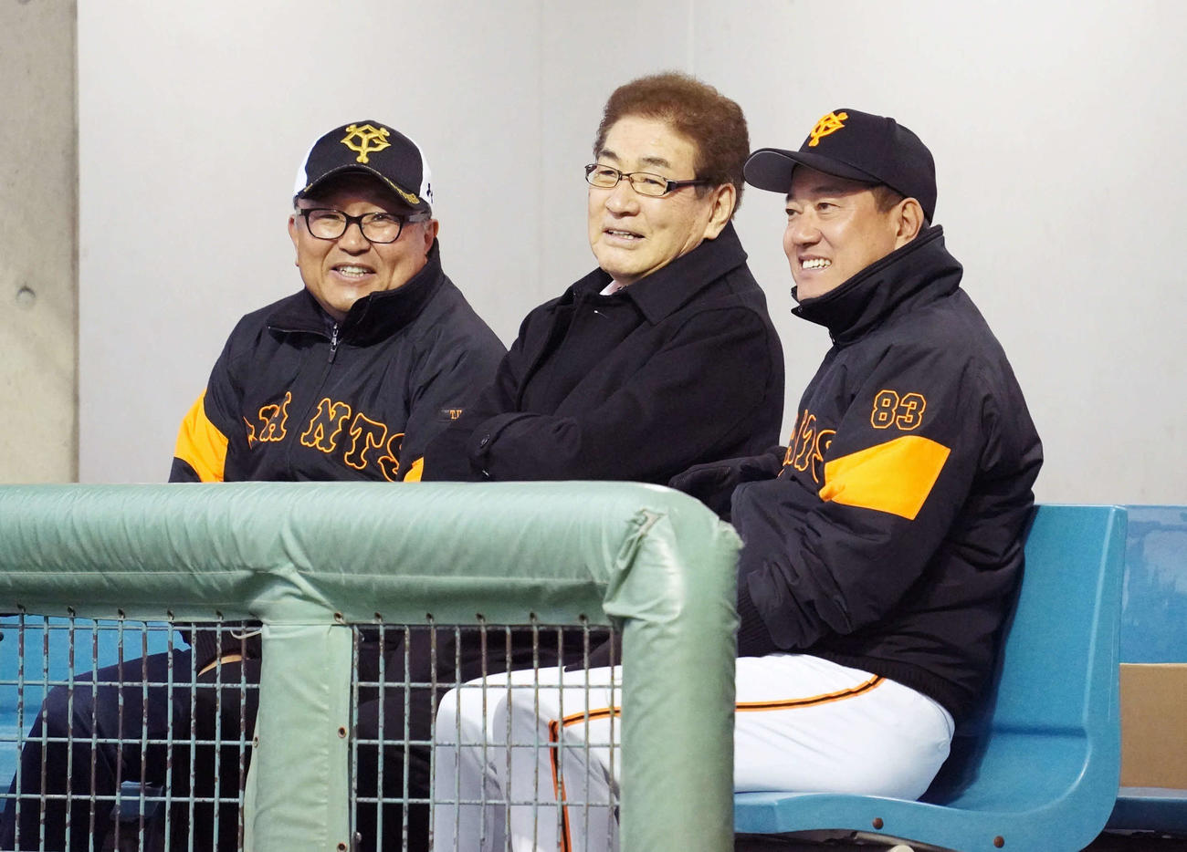 巨人宮崎キャンプを訪問し、原監督（右）、今村球団社長（左）と談笑する山本浩二氏（撮影・加藤諒）