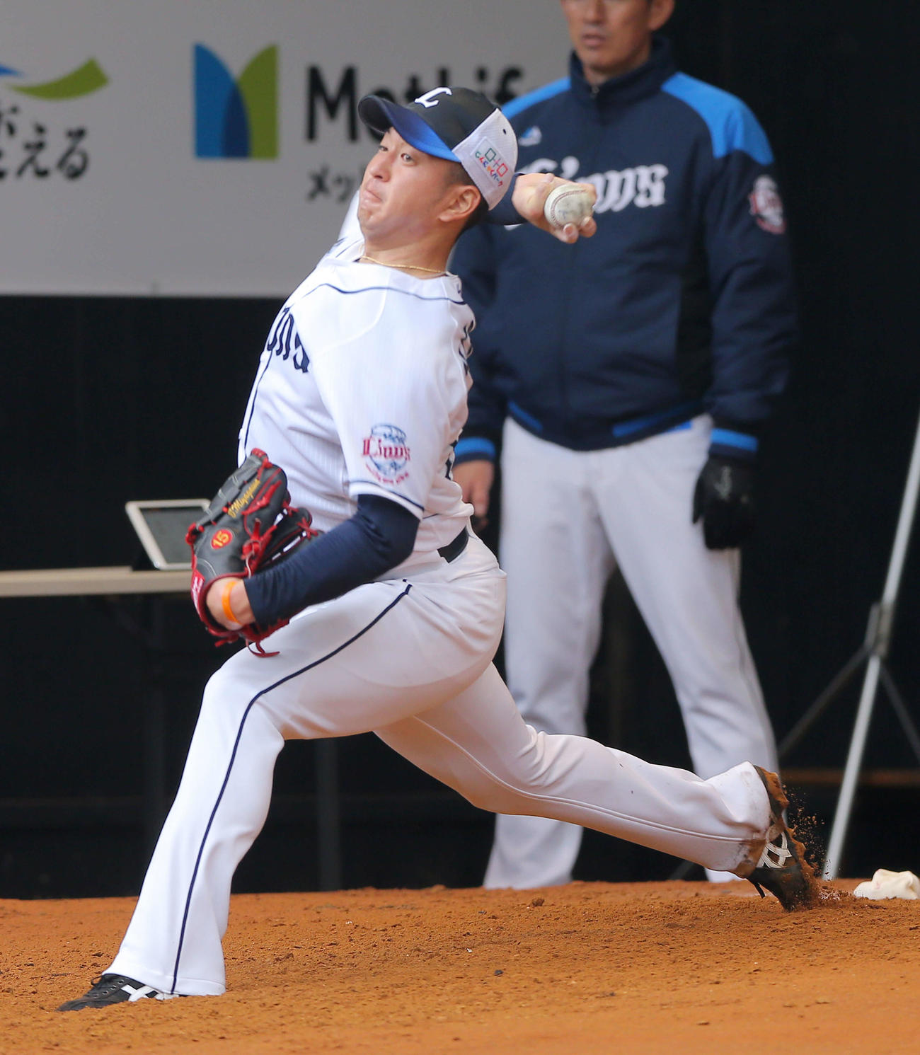 ブルペンで投げ込む西武宮川（撮影・河田真司）