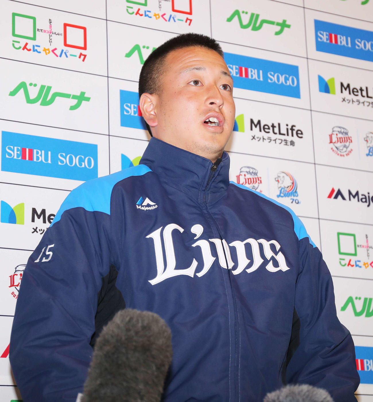練習後のインタビューに答える西武宮川（撮影・河田真司）
