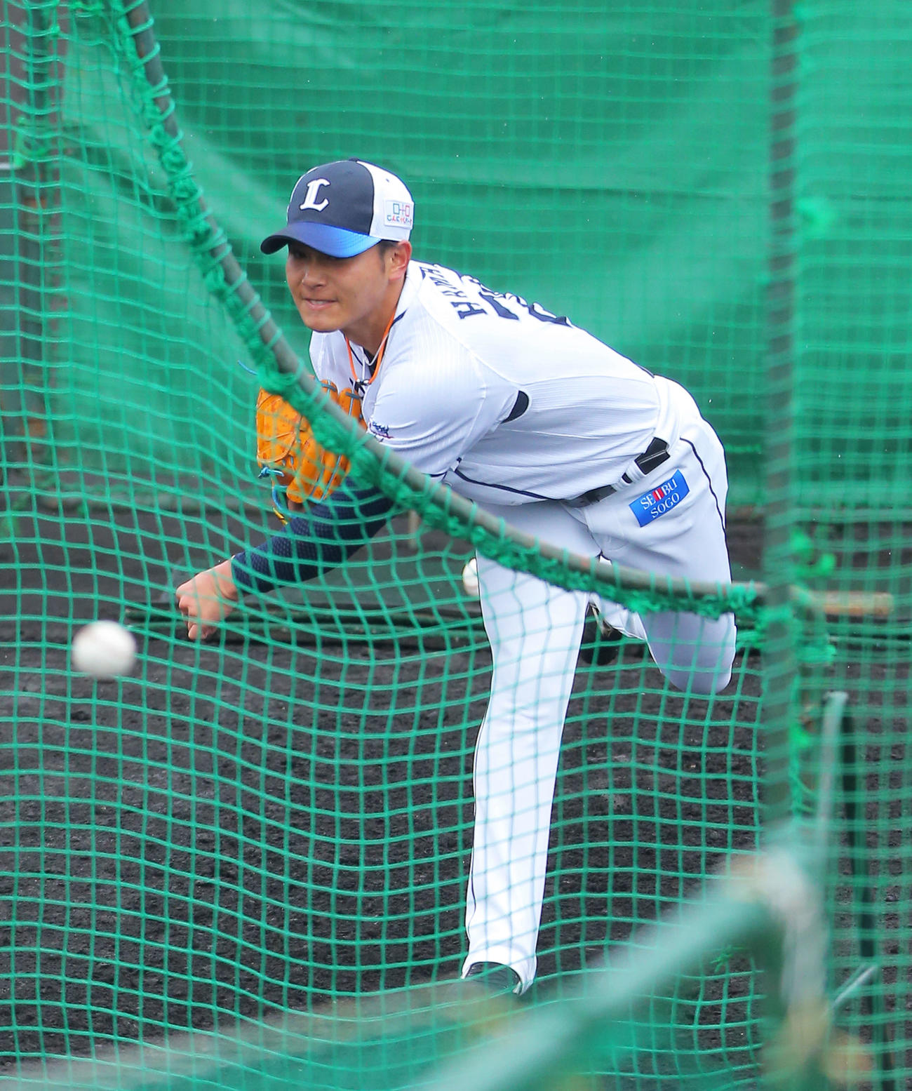 打撃投手に入る西武浜屋（撮影・河田真司）