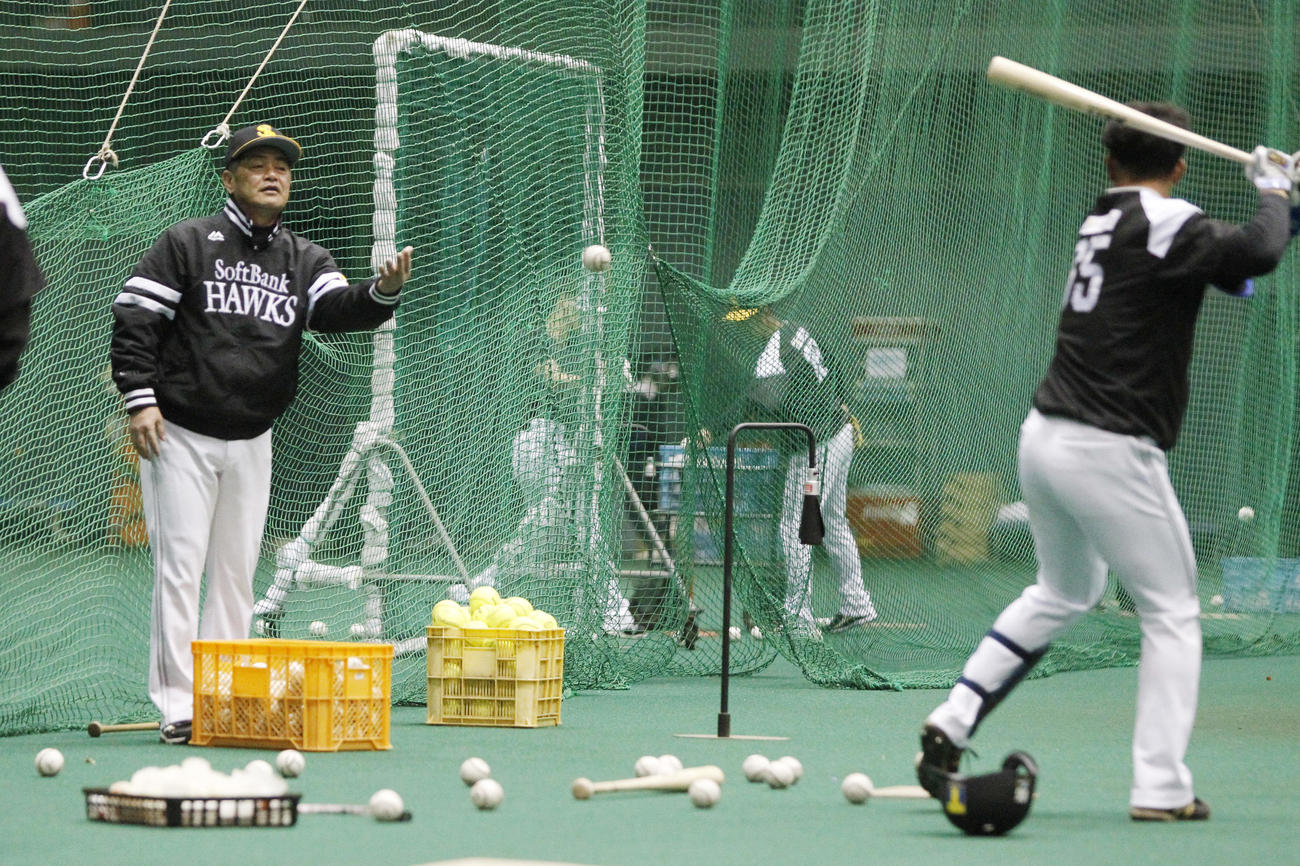 早出組にティー打撃のボールを投げる工藤監督　（撮影・菊川光一）