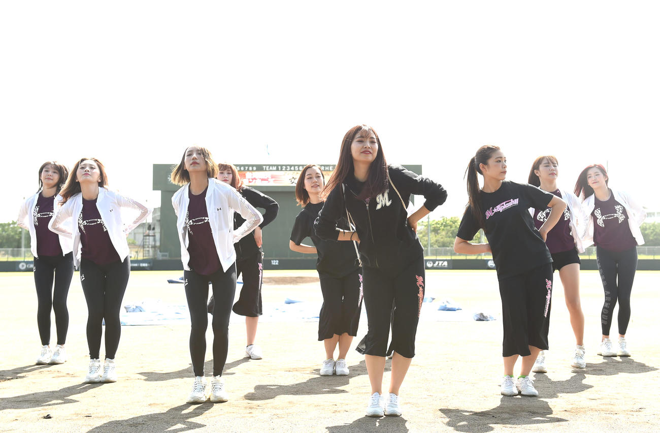 ダンスレッスンをする楽天モンキーズのチアガール（撮影・横山健太）