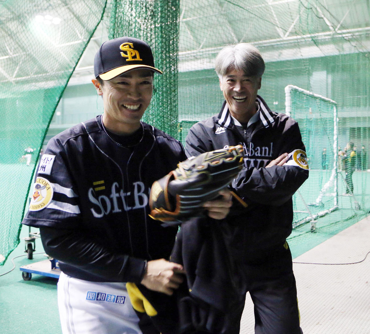 和田（左）と笑顔を見せる城島球団会長付特別アドバイザー（撮影・栗木一考）