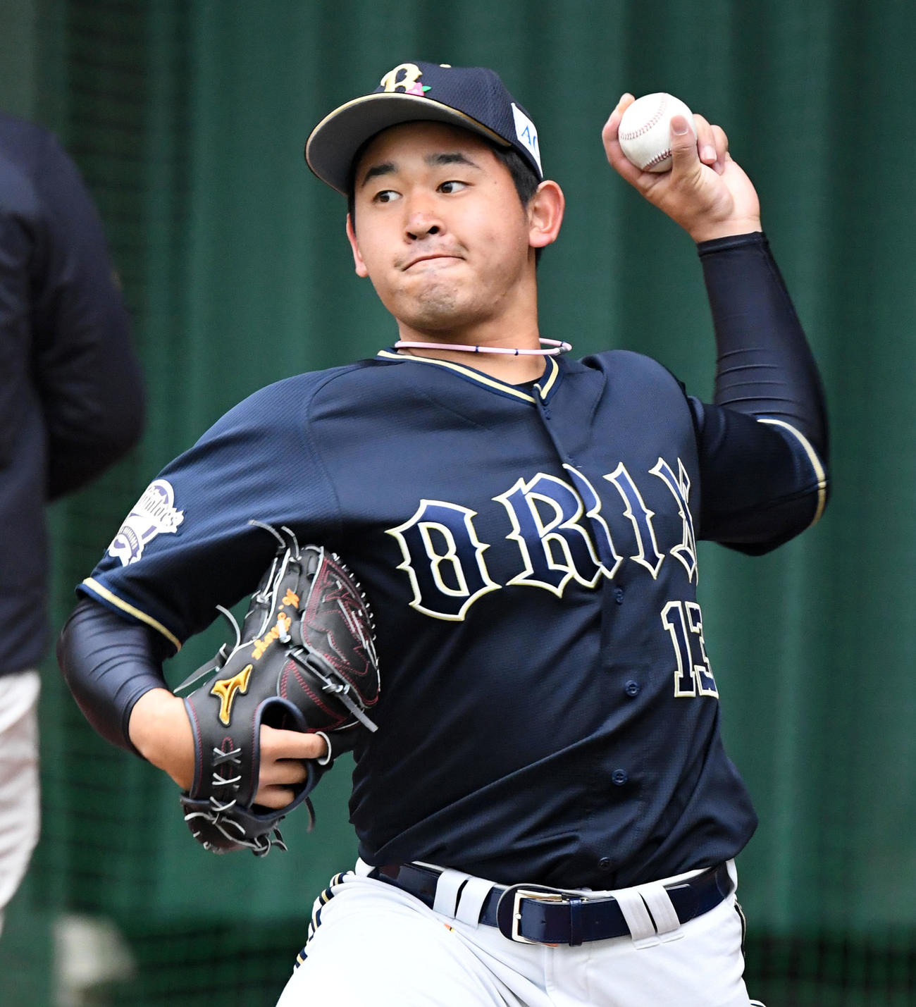 捕手を立たせたままブルペンで投球練習を行う宮城大弥（撮影・前岡正明）