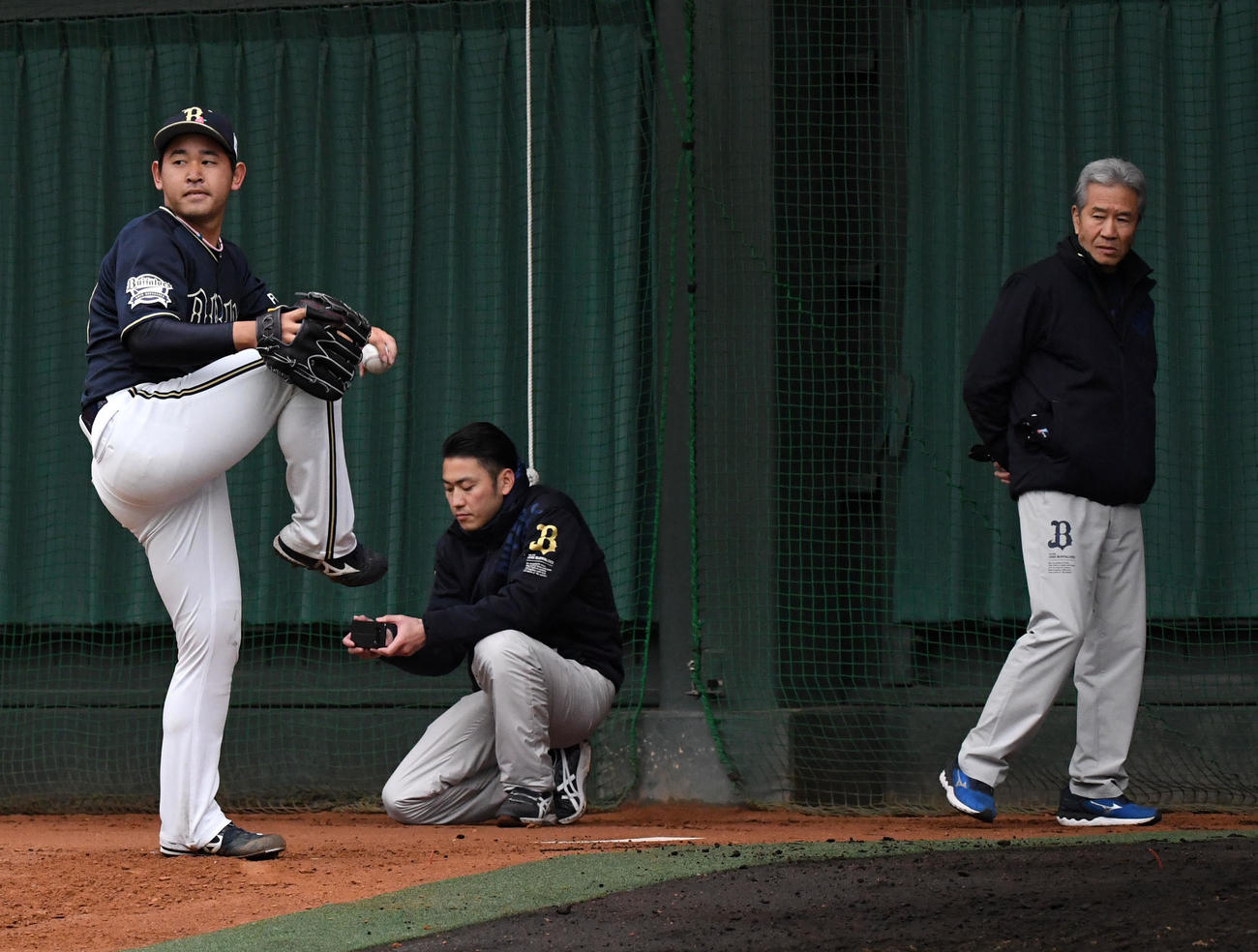 ブルペンで投球練習を行う宮城大弥（左）を見る山田久志臨時コーチ（撮影・前岡正明）