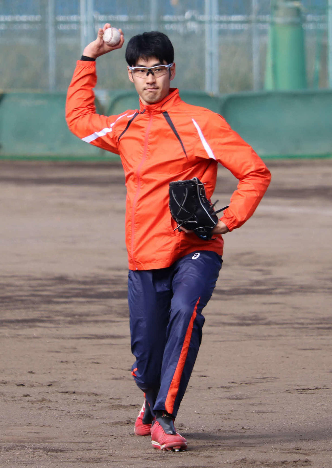 合同自主トレでキャッチボールをするBC神奈川・杉浦（撮影・湯本勝大）