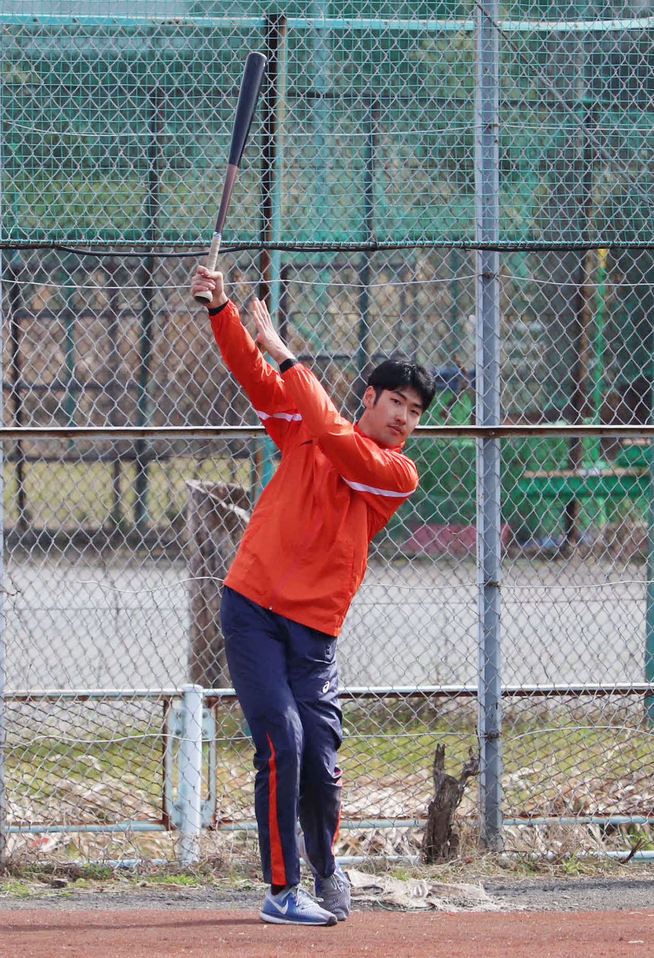 合同自主トレで素振りをするBC神奈川・杉浦（撮影・湯本勝大）