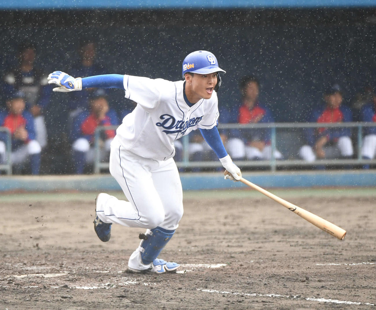 中日対沖縄電力　3回裏中日1死三塁、右翼線適時二塁打を放つ石川昂（撮影・森本幸一）