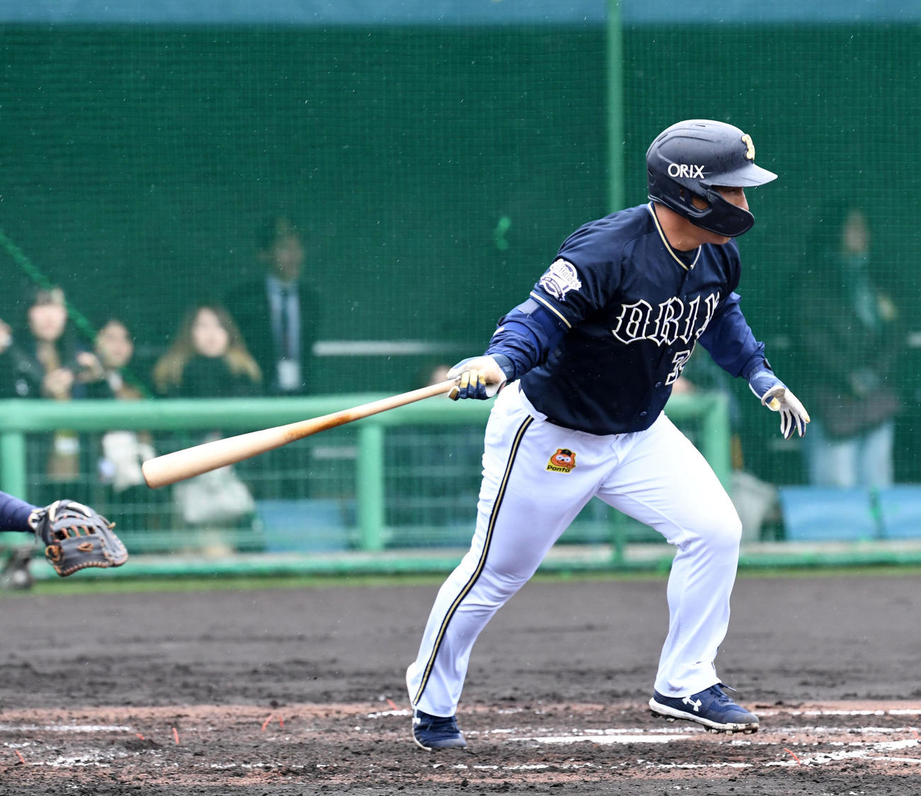 雨の中、シート打撃を行う吉田正（撮影・前岡正明）