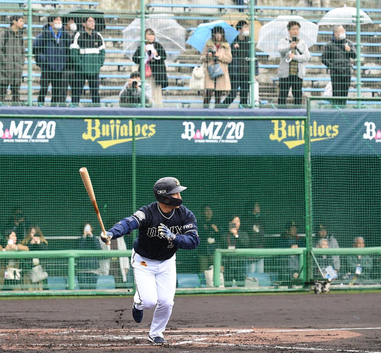 雨の中、シート打撃を行う吉田正（撮影・前岡正明）