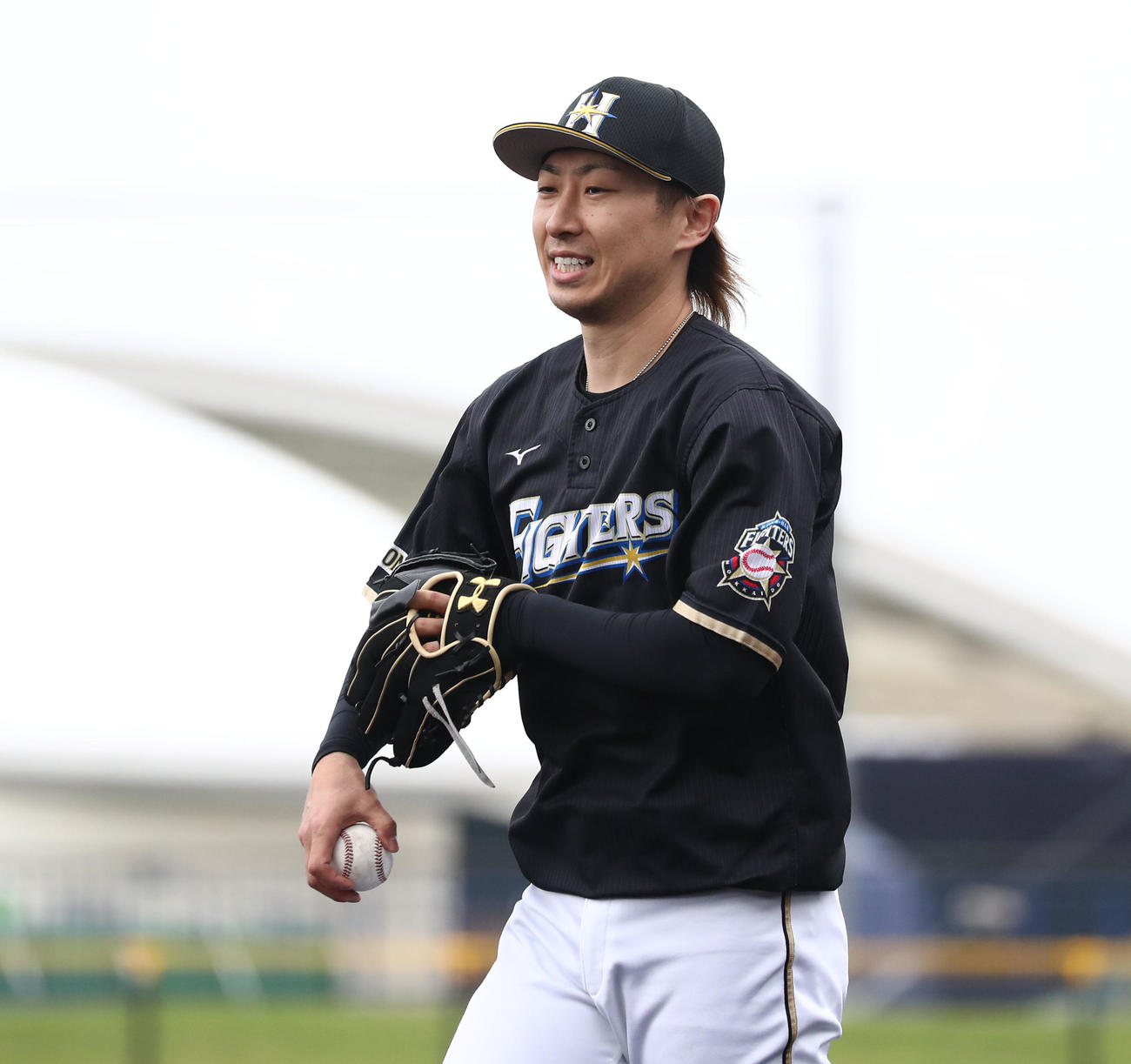 練習中、笑顔を見せる日本ハム金子（撮影・黒川智章）
