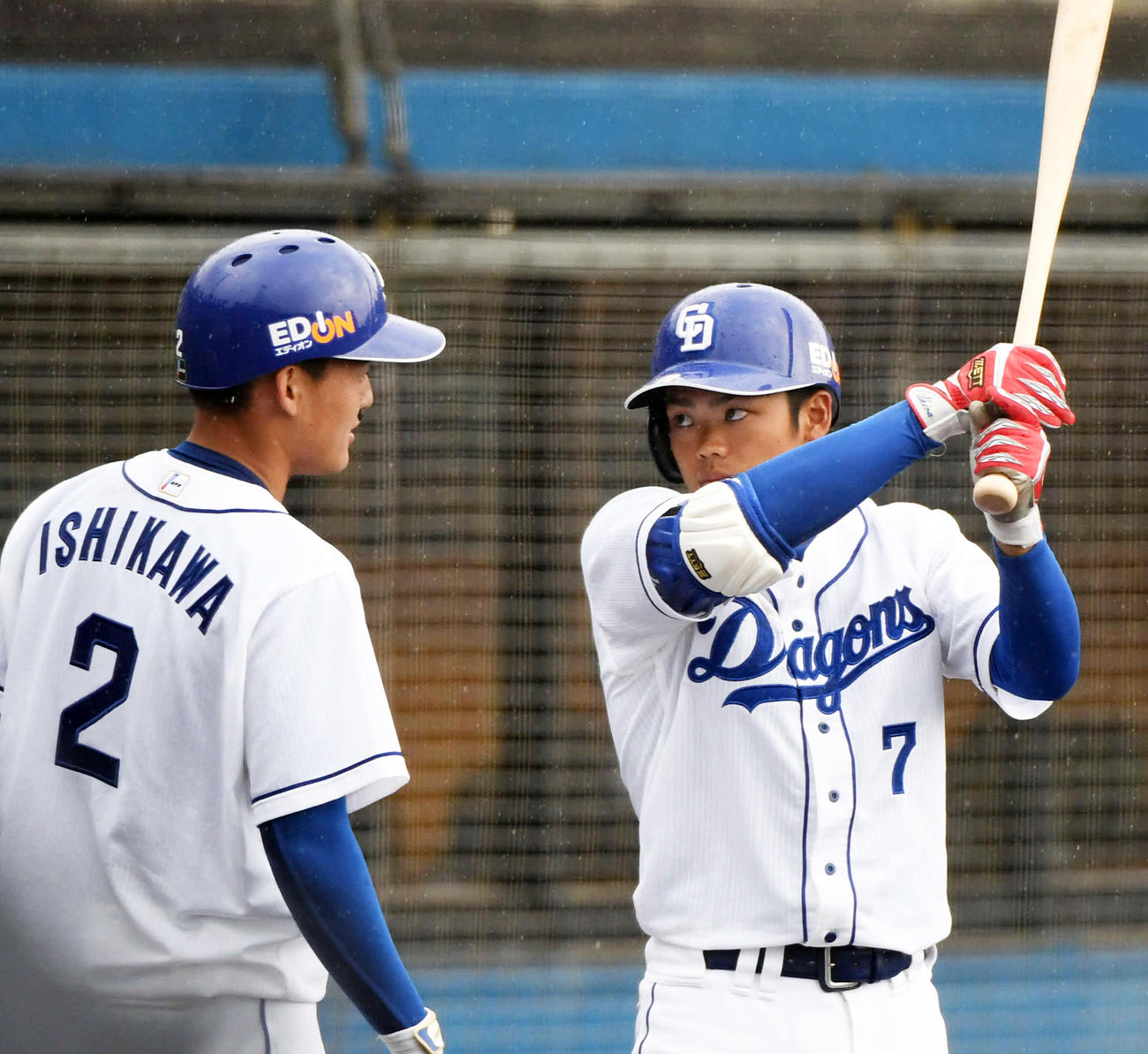 3回裏中日無死二、三塁、打席を前に石川昂（左）と話す根尾（撮影・森本幸一）