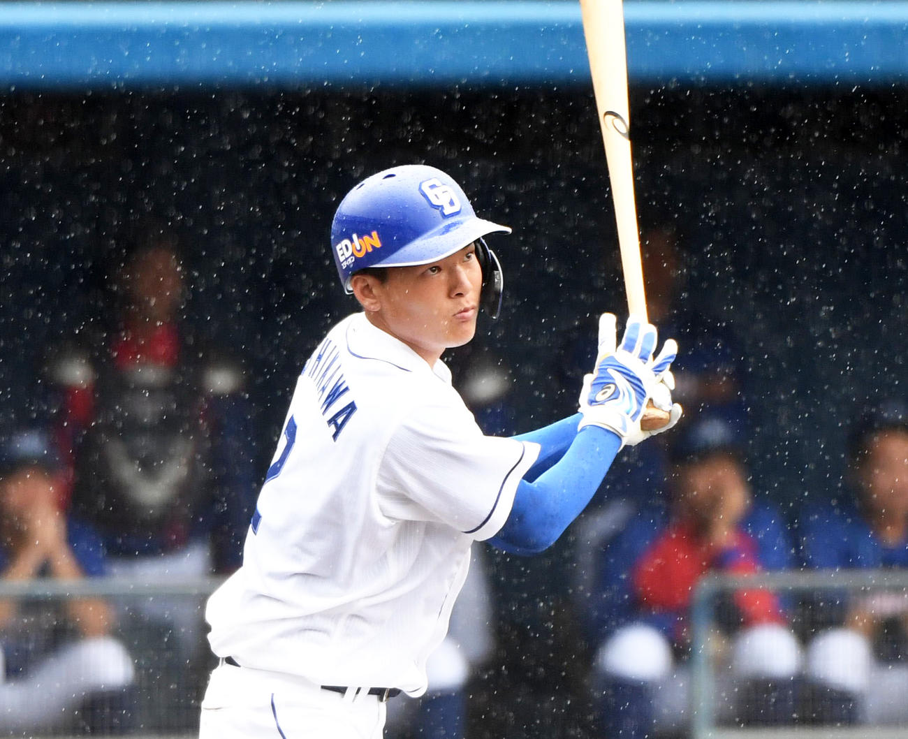 3回裏中日1死三塁、右翼線適時二塁打を放つ石川昂（撮影・森本幸一）
