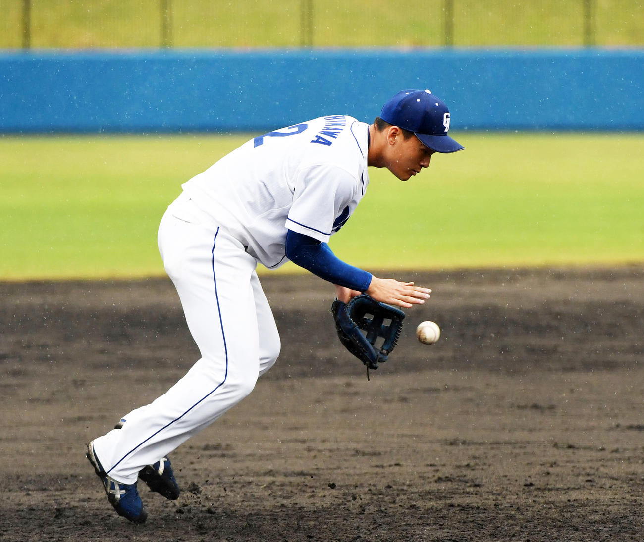 3回表沖縄電力2死、無難に三塁守備をこなす石川昂弥（撮影・森本幸一）