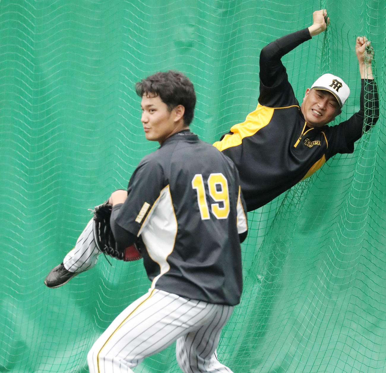 午後のブルペンで山本昌臨時コーチ（右）からアドバイスを受けながら投球練習する藤浪晋太郎（撮影・加藤哉）