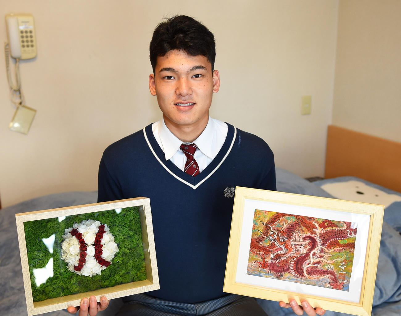 激励会で送られた絵画（右）などを手に入寮した石川昂弥（2020年1月8日撮影）