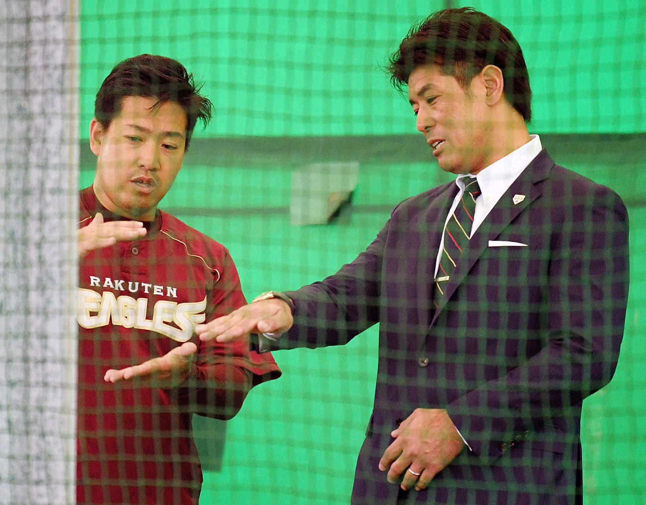 ブルペンを視察する侍ジャパン稲葉監督（右）と話す楽天牧田（撮影・滝沢徹郎）