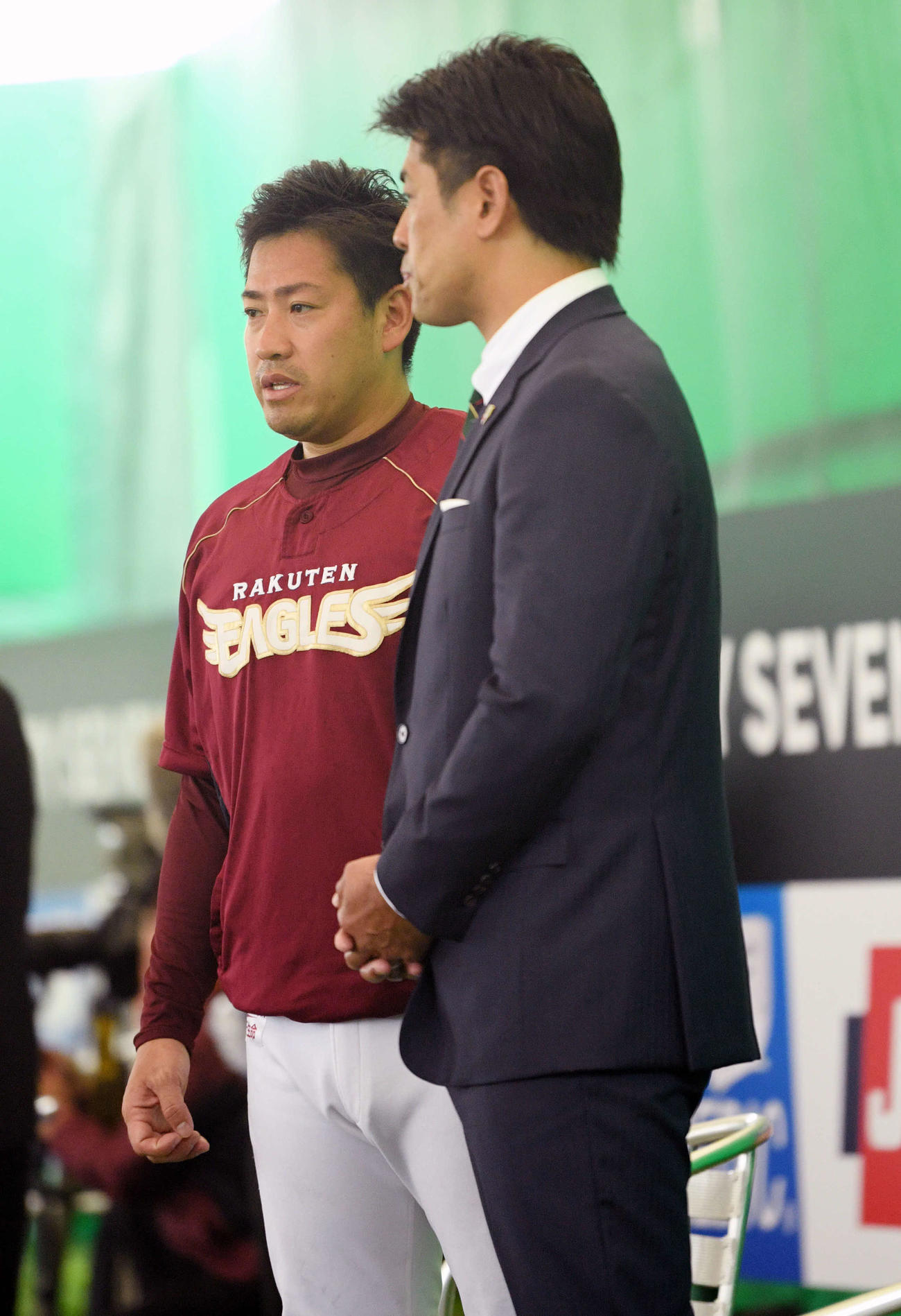 ブルペンを視察する侍ジャパン稲葉監督（手前）と話す楽天牧田（撮影・滝沢徹郎）